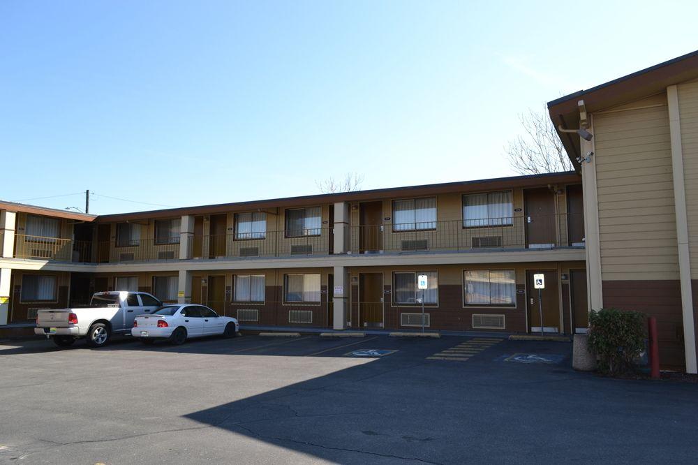 Days Inn Spokane Bagian luar foto