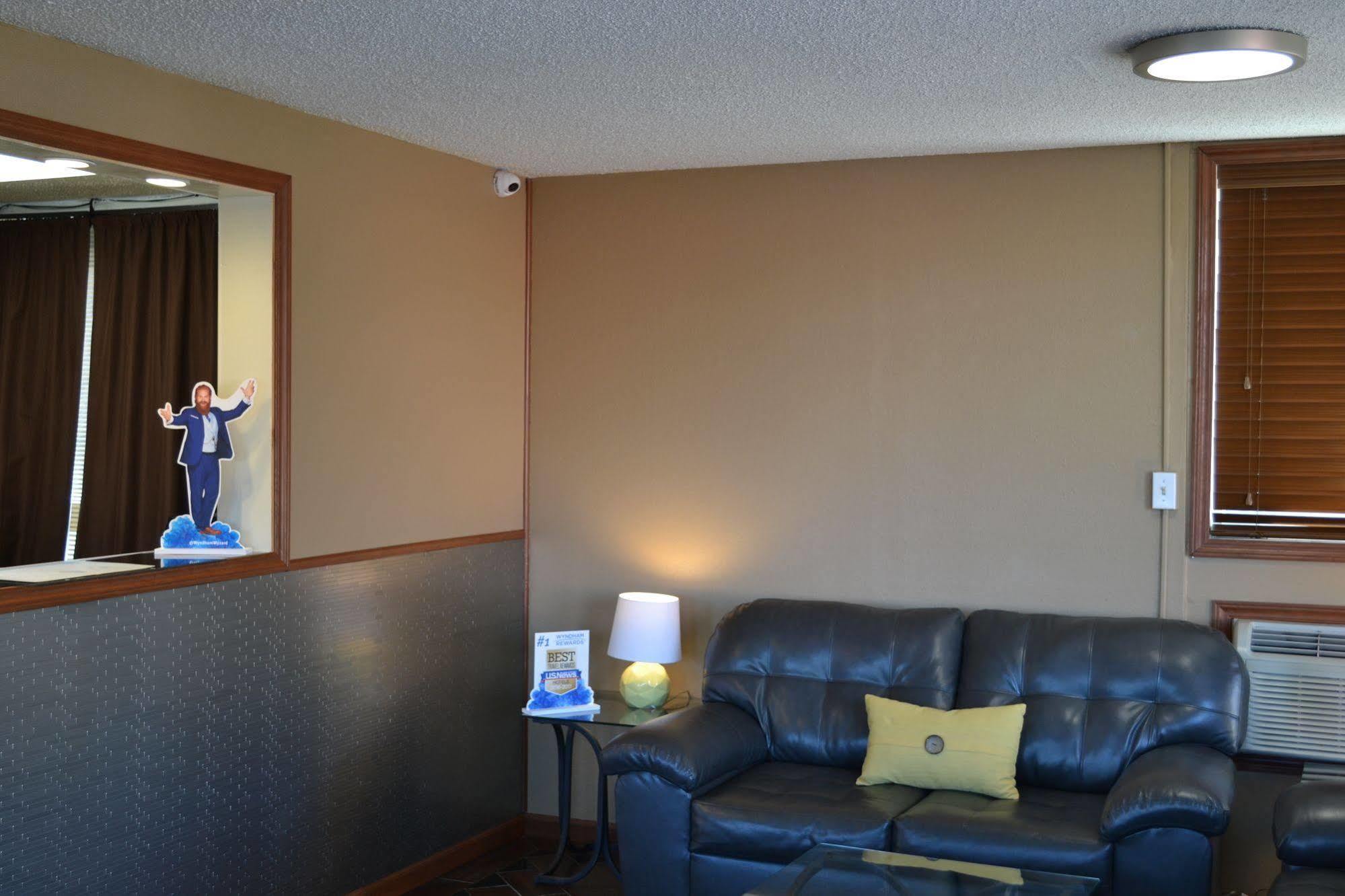 Days Inn Spokane Bagian luar foto