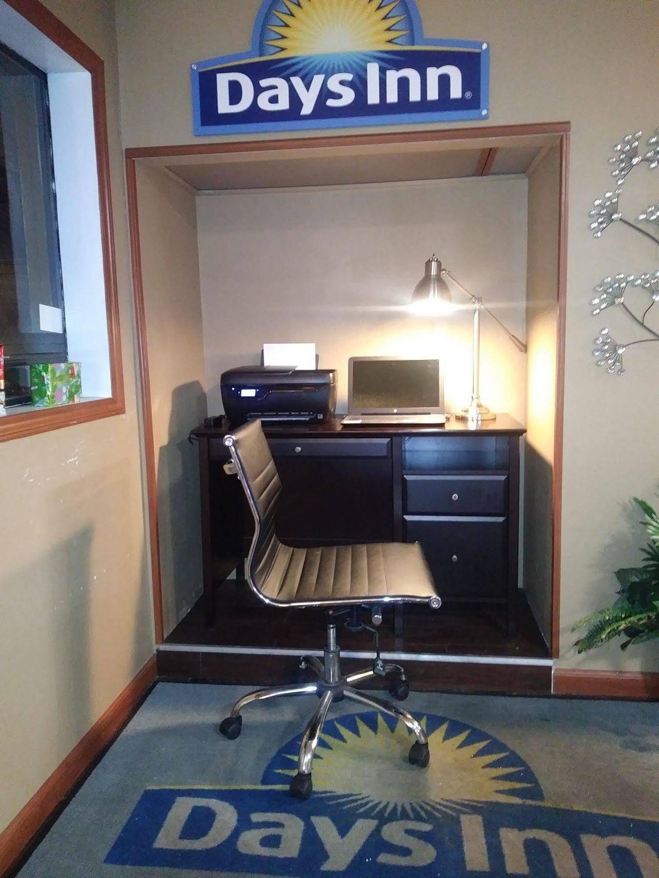 Days Inn Spokane Bagian luar foto