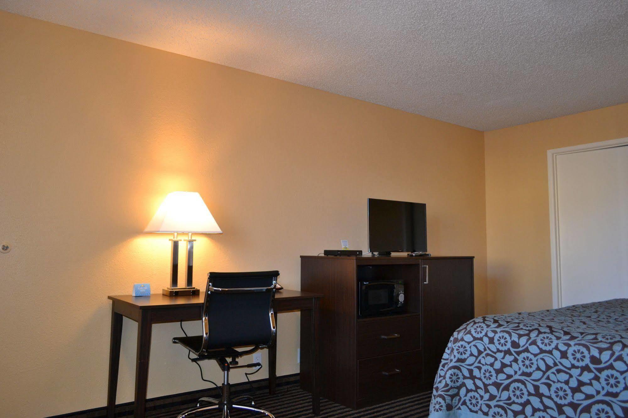 Days Inn Spokane Bagian luar foto
