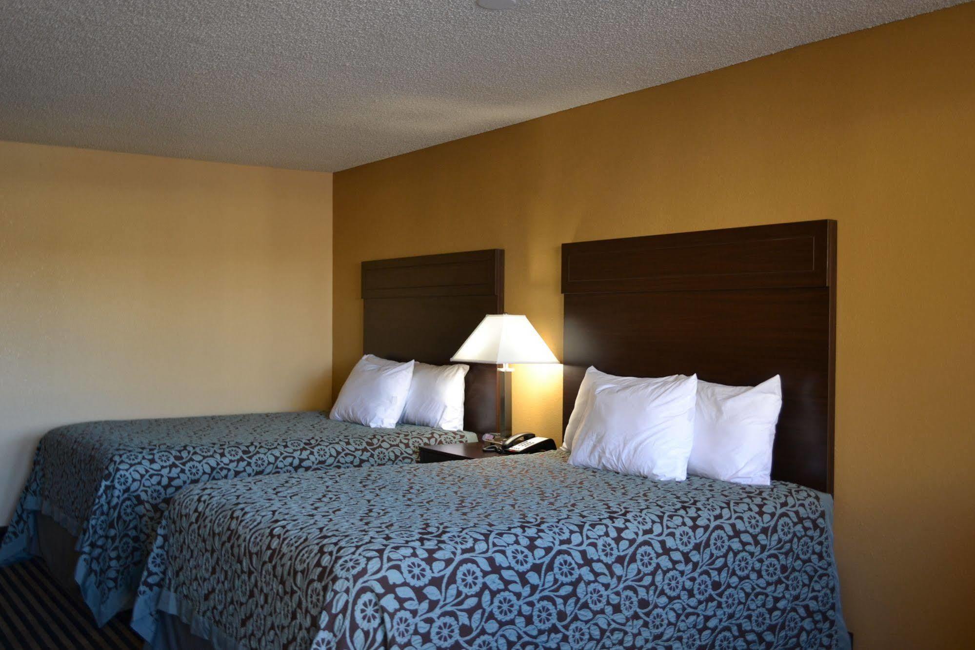 Days Inn Spokane Bagian luar foto