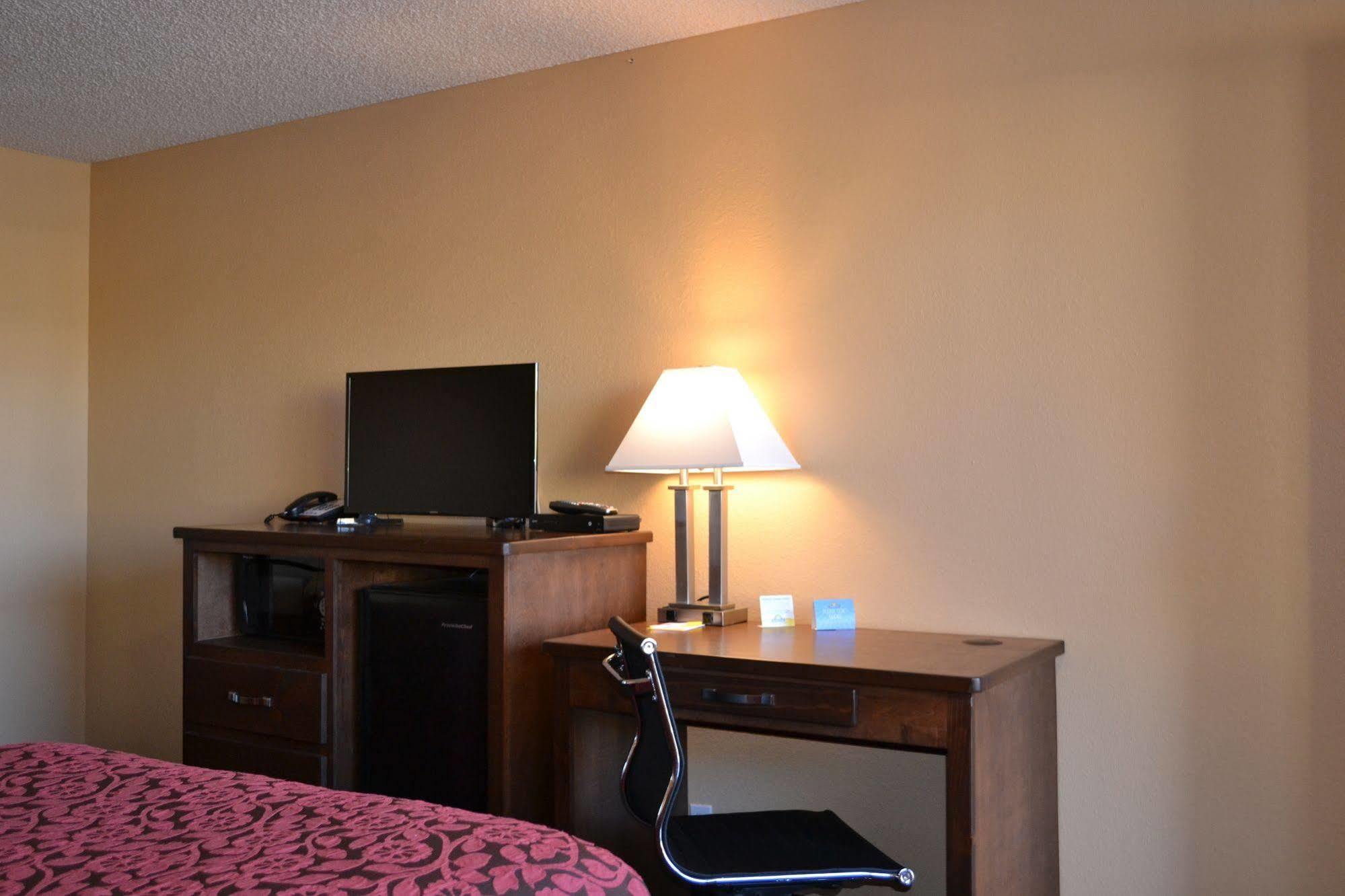 Days Inn Spokane Bagian luar foto
