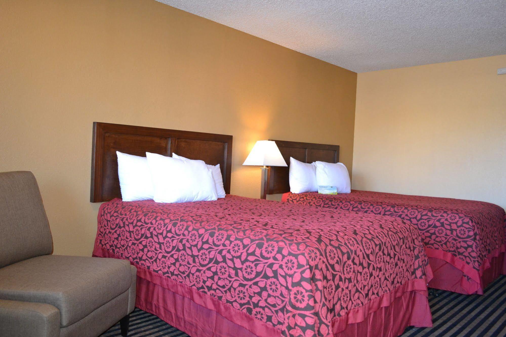Days Inn Spokane Bagian luar foto