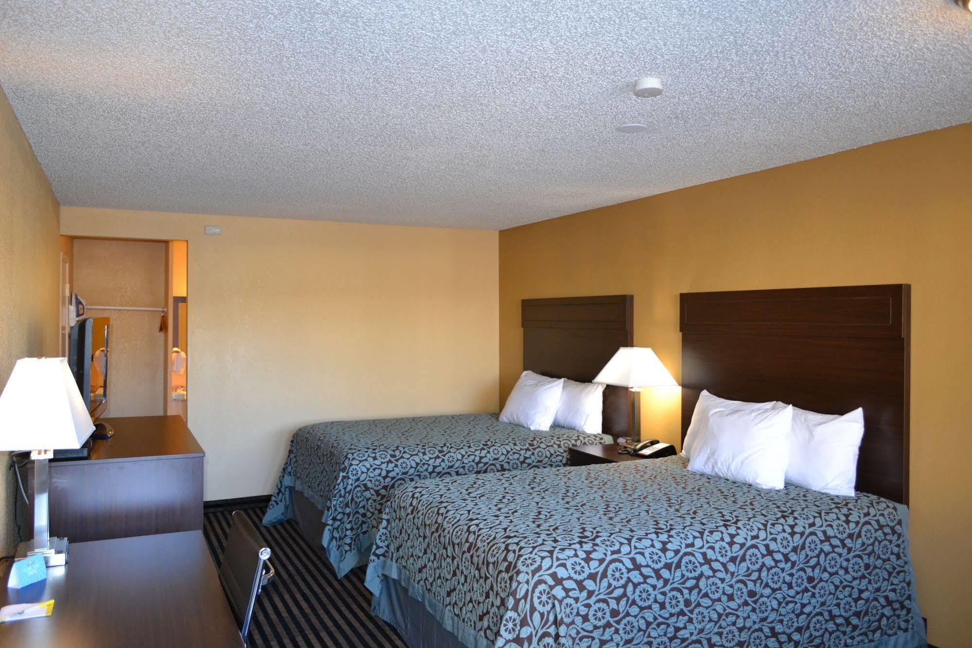 Days Inn Spokane Bagian luar foto