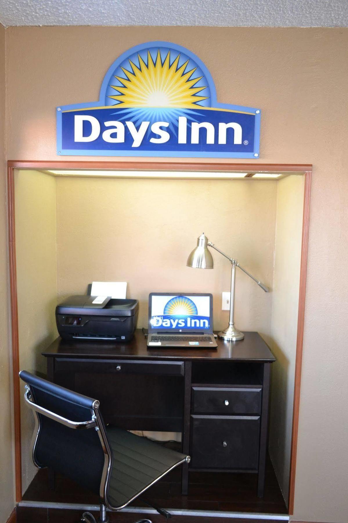 Days Inn Spokane Bagian luar foto